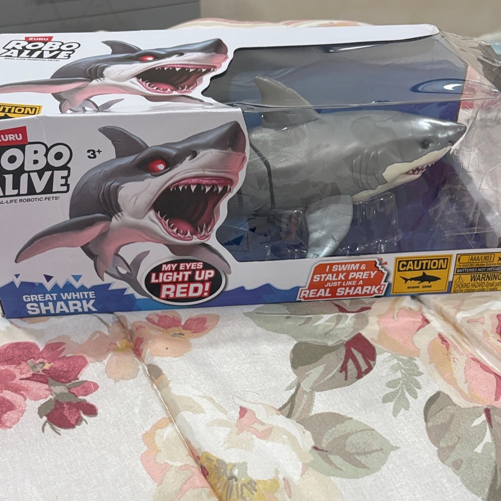 ZURU ROBO ALIVE GREAT WHITE SHARK EYES LIGHT UP RED **NEW RELEASE